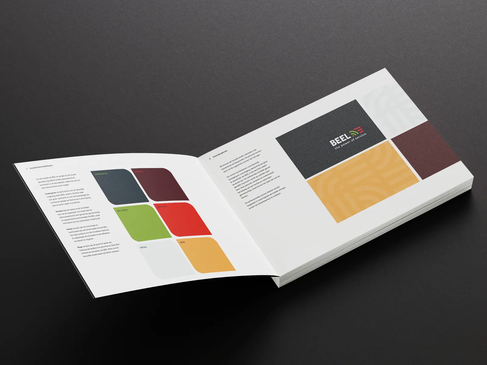 Opengeslagen brandbook: het kleurensysteem links, rechts het logo op donkergroen, het lijnenpatroon in oker en een bordeaux vlak.