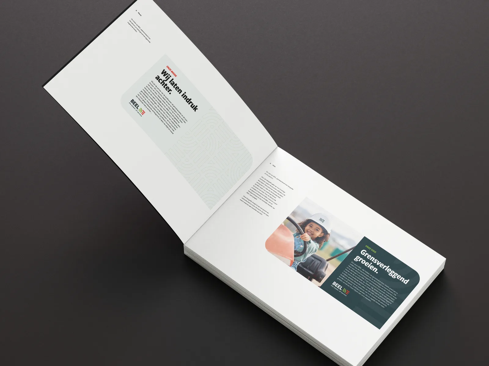 Opengeslagen brandbook met de merkverhaalpagina's: 'Wij laten indruk achter.' op het lijnenpatroon en 'Grensverleggend groeien.' bij een foto uit de cabine.