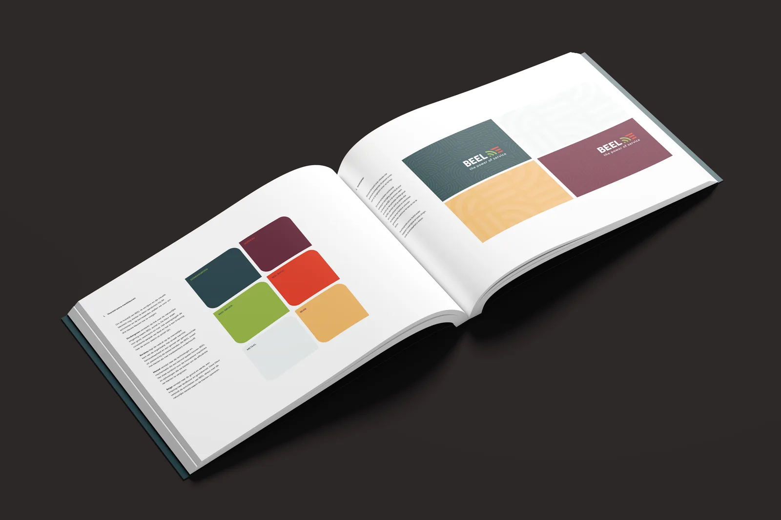 De kleurenspread van het brandbook, recht van voren: zes kleurvlakken naast de logo-toepassingen op donkergroen, oker en bordeaux.