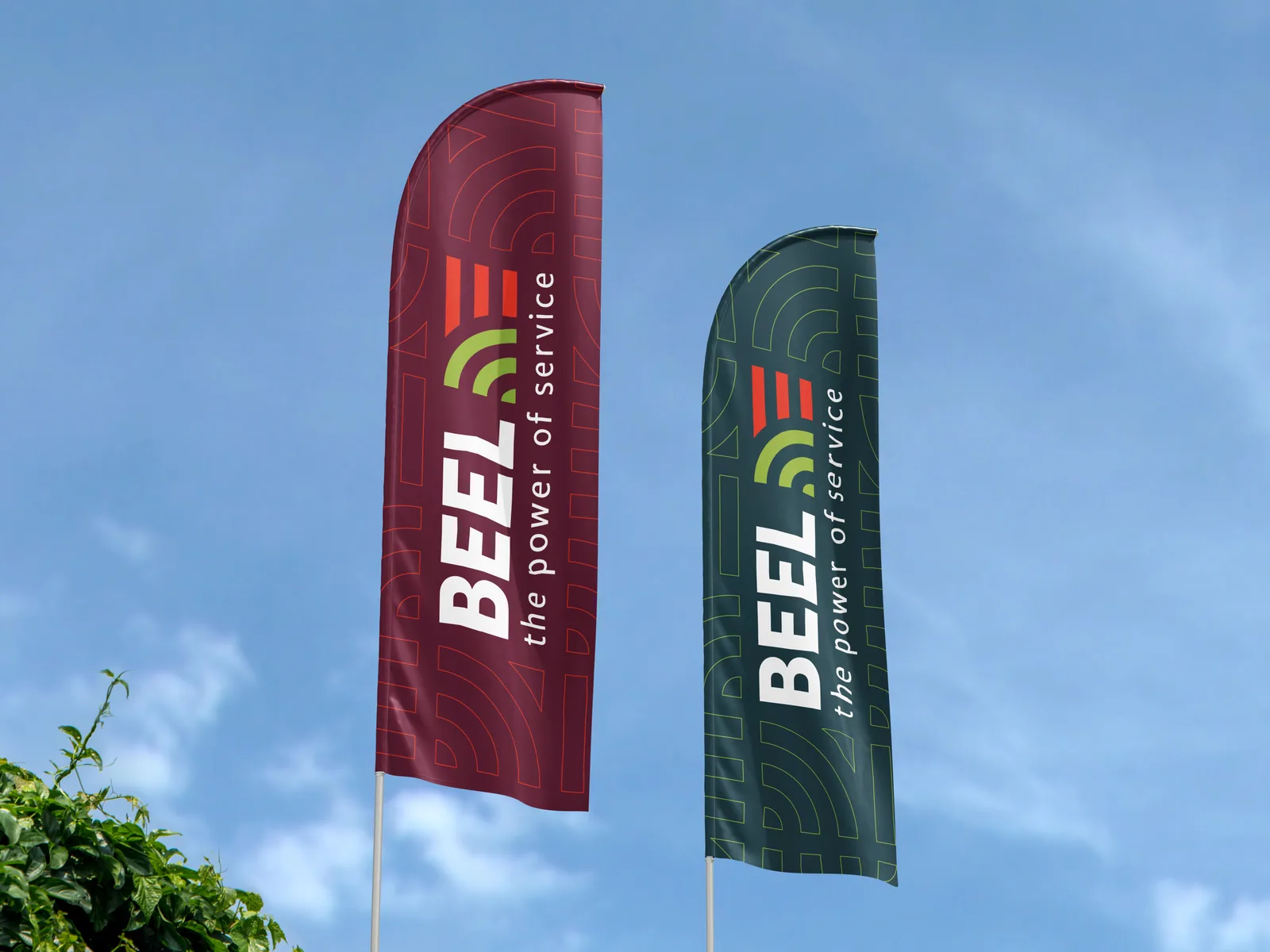 Twee beachflags in bordeaux en donkergroen, elk met het BEEL-logo en het lijnenpatroon.