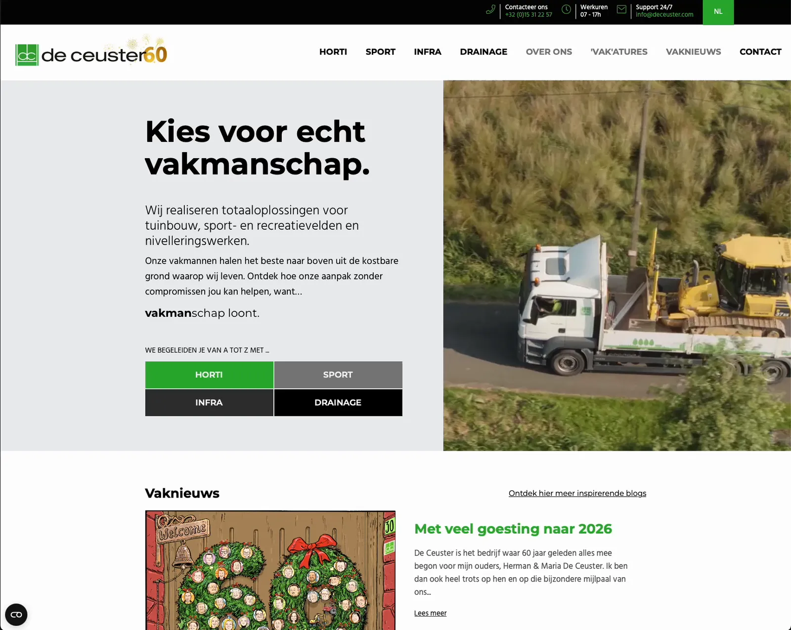 De homepage van deceuster.com: 'Kies voor echt vakmanschap.' naast een luchtbeeld van de vrachtwagen met een gele rupsmachine op de laadbak, met het 60-jaarlogo in de header.