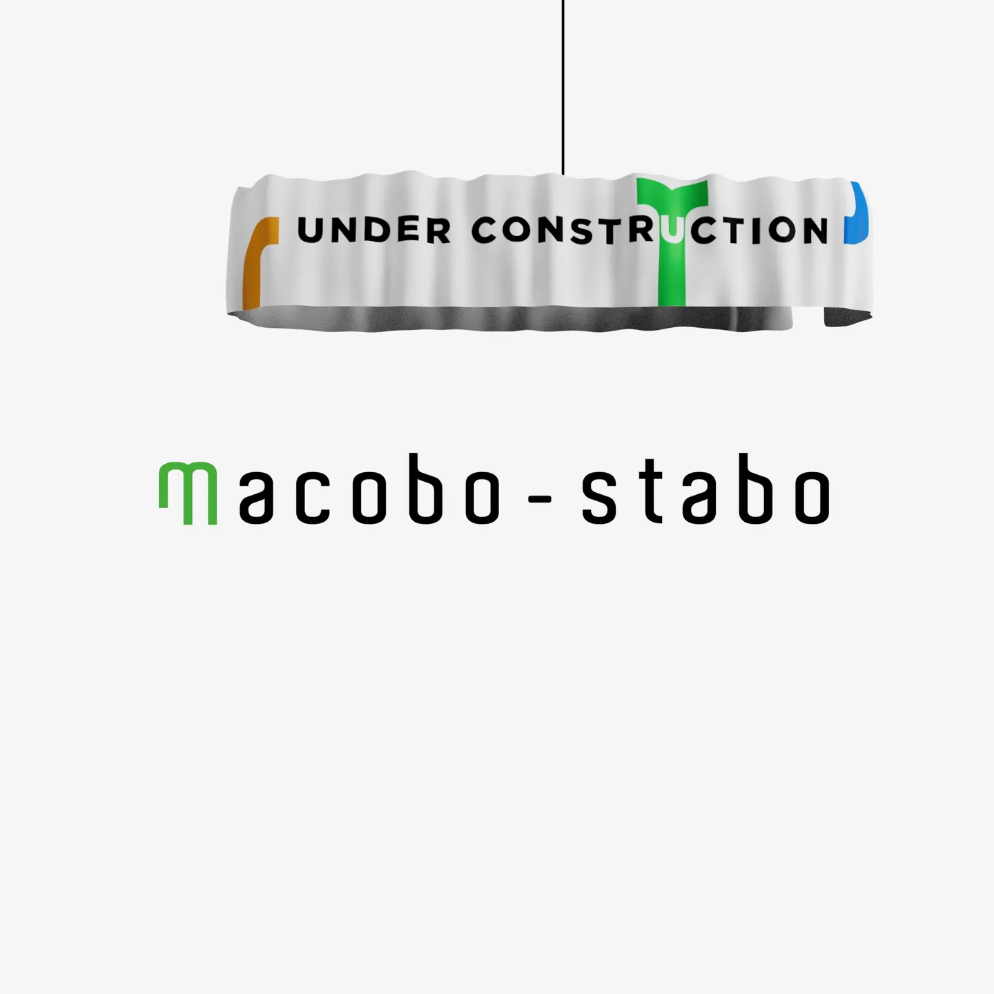 Beeld uit de rebrandingteaser: het spandoek UNDER CONSTRUCTION zakt aan een draad over het oude woordmerk macobo-stabo.