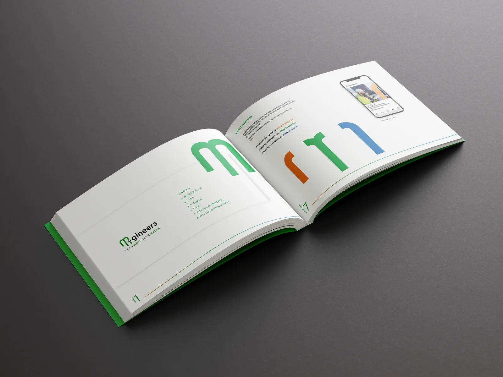 Het brandbook opengeslagen op de inhoudspagina en de visuele elementen: de m van het logo in groen, oranje en blauw, naast een socialpost op een telefoon.