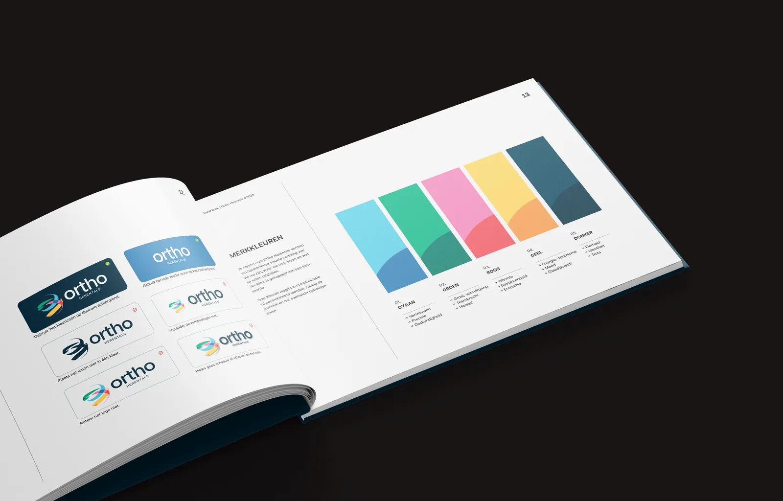 Het brandbook open op de merkkleuren: links de logo-regels, rechts de vijf kleurvlakken van cyaan tot donker.