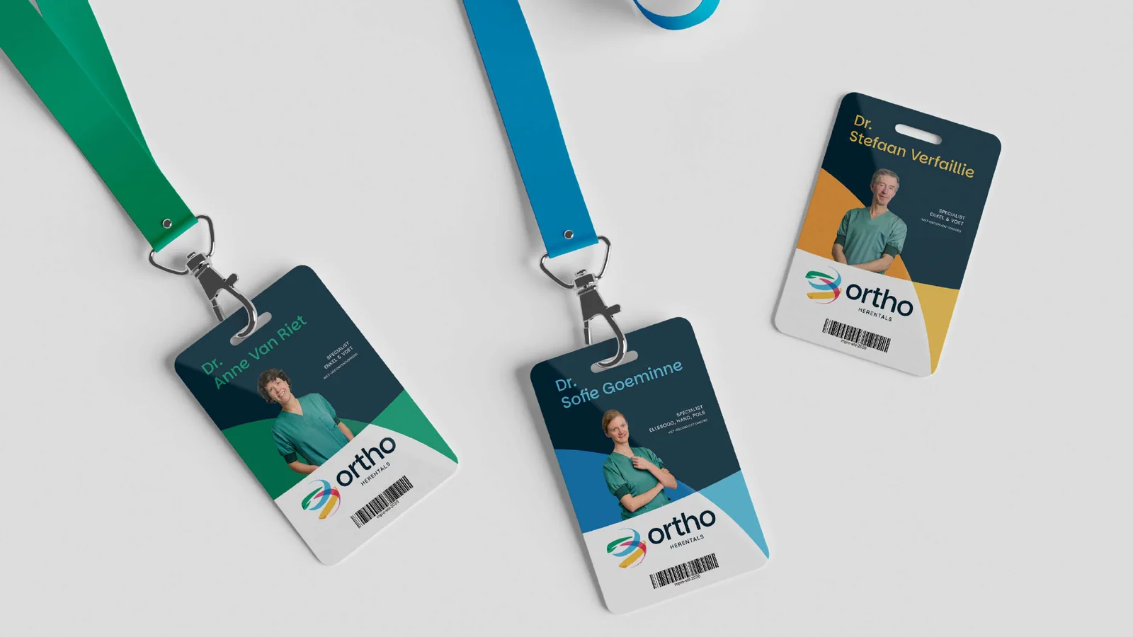 Badges aan lanyards, per specialist in zijn eigen huiskleur.