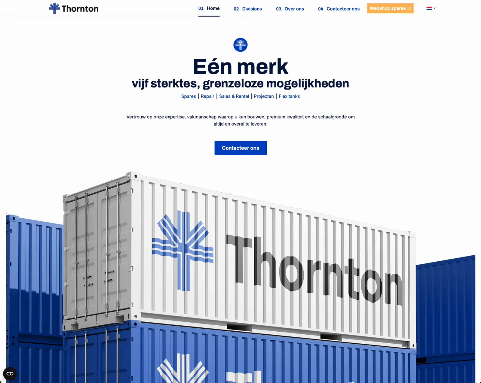De homepage van de nieuwe Thornton-website: 'Eén merk, vijf sterktes, grenzeloze mogelijkheden' boven een witte zeecontainer met het nieuwe logo, gestapeld op blauwe containers.