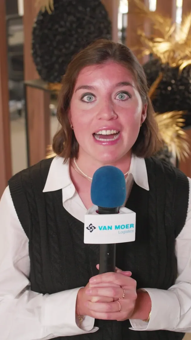 Beeld uit de Babbelbox: een medewerker vertelt haar leukste moment in de Van Moer-microfoon.